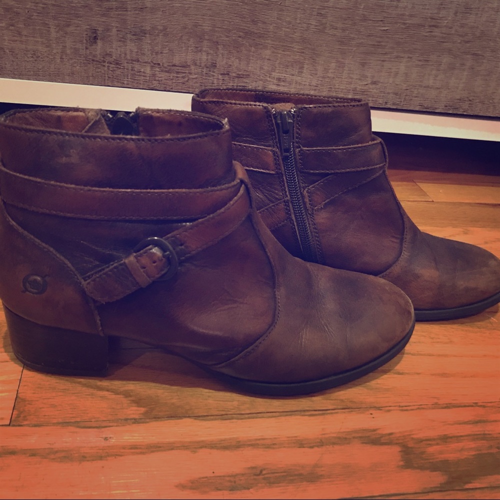Size 8.5 Born bootie